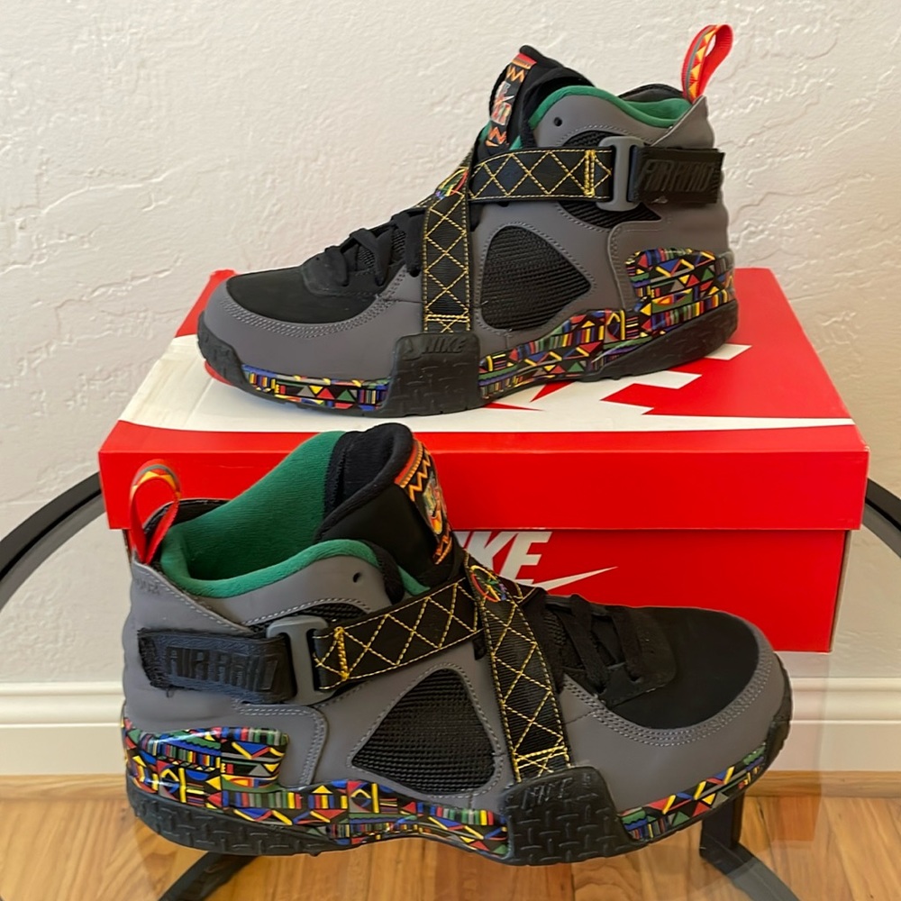 Nike Air Raid DC1494-001 Dark Grey/Multicolor. “Peace.” Men’s US size 9.5.